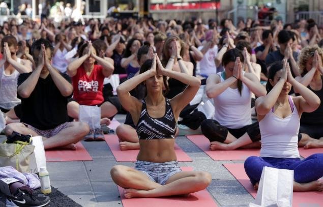 O Μπαν Κι-μουν κάνει γιόγκα στους δρόμους της Νέας Υόρκης [εικόνες] | iefimerida.gr 2