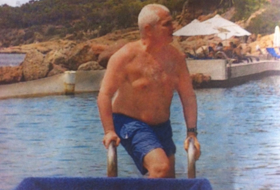 Οι καλοκαιρινές βουτιές του Γιάννη Πρετεντέρη σε γνωστή παραλία της Αττικής [εικόνες] | iefimerida.gr 1