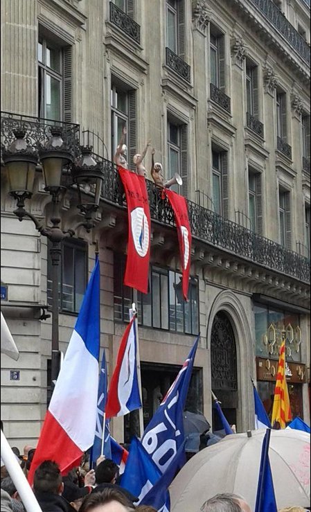 Aπίστευτες σκηνές στο Παρίσι: Γυμνόστηθες Femen ξεγυμνώνονται μπροστά στη Λεπέν και χαιρετούν φασιστικά [εικόνες & βίντεο] | iefimerida.gr 1