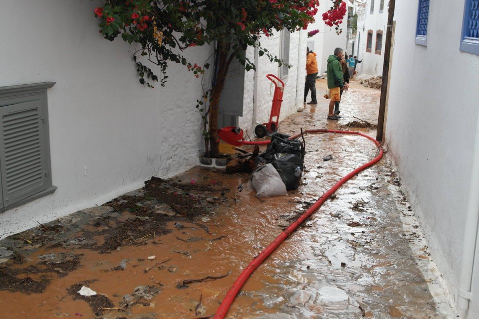 Υδρα: Εκκληση για συμπαράσταση στους πληγέντες -Πρωτοφανής η θεομηνία που χτύπησε το νησί [εικόνες]   | iefimerida.gr 1