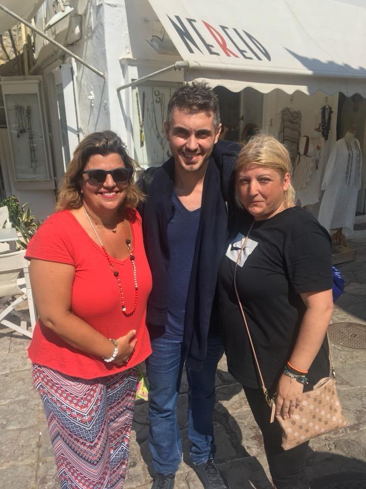 Ο Μιχάλης Χατζηγιάννης αγκαλιά με βουλευτή του ΣΥΡΙΖΑ, στην Υδρα [εικόνες] | iefimerida.gr 1