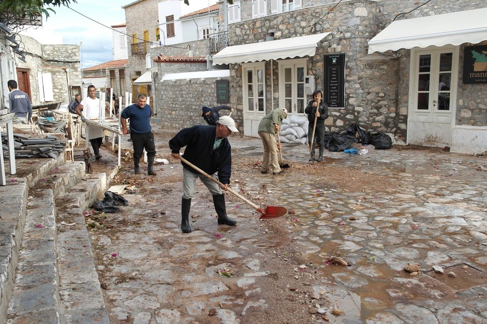 Μετρούν τις πληγές τους στην Υδρα -Σε κατάσταση έκτακτης ανάγκης το νησί [εικόνες] | iefimerida.gr 0