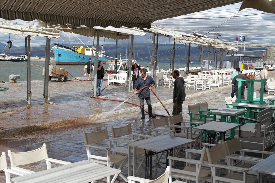 Μετρούν τις πληγές τους στην Υδρα -Σε κατάσταση έκτακτης ανάγκης το νησί [εικόνες] | iefimerida.gr 1