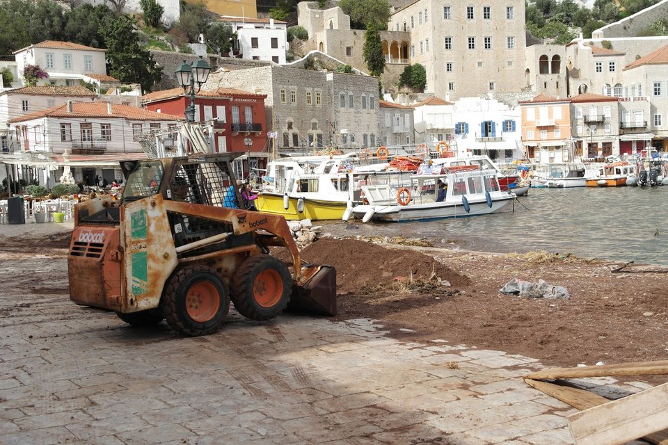 Μετρούν τις πληγές τους στην Υδρα -Σε κατάσταση έκτακτης ανάγκης το νησί [εικόνες] | iefimerida.gr 2