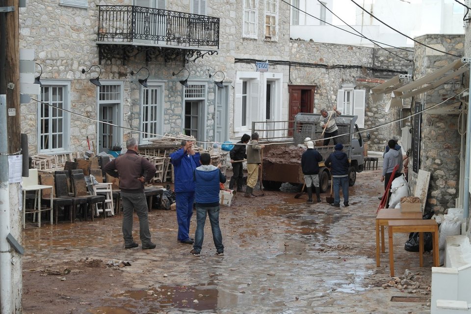 Μετρούν τις πληγές τους στην Υδρα -Σε κατάσταση έκτακτης ανάγκης το νησί [εικόνες] | iefimerida.gr 3