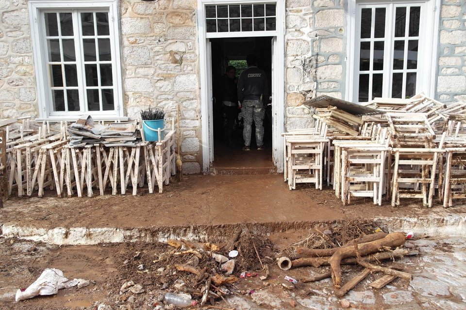 Μετρούν τις πληγές τους στην Υδρα -Σε κατάσταση έκτακτης ανάγκης το νησί [εικόνες] | iefimerida.gr 4