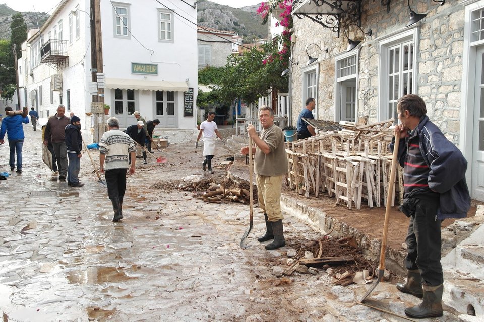 Μετρούν τις πληγές τους στην Υδρα -Σε κατάσταση έκτακτης ανάγκης το νησί [εικόνες] | iefimerida.gr 5