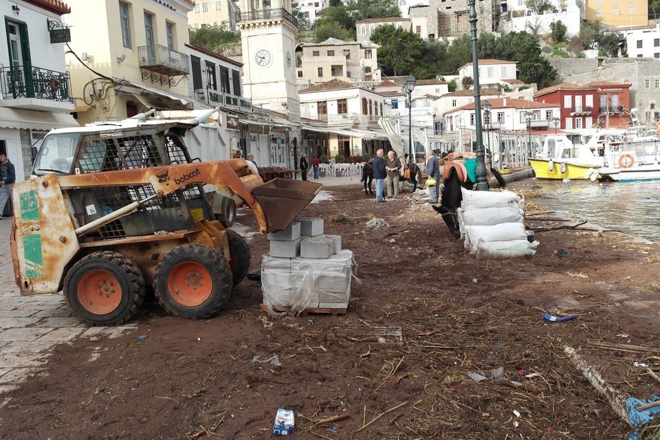 Μετρούν τις πληγές τους στην Υδρα -Σε κατάσταση έκτακτης ανάγκης το νησί [εικόνες] | iefimerida.gr 6