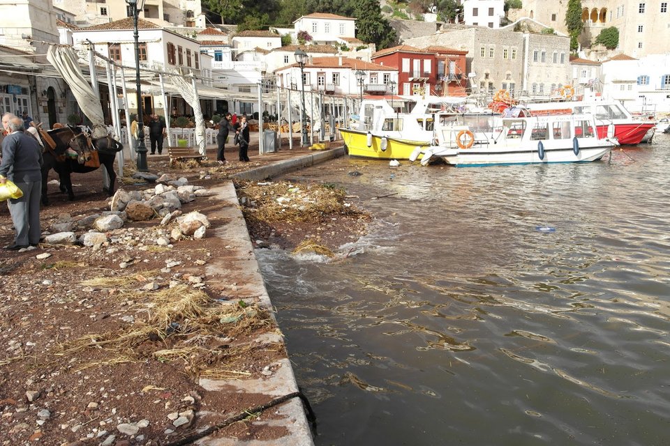 Μετρούν τις πληγές τους στην Υδρα -Σε κατάσταση έκτακτης ανάγκης το νησί [εικόνες] | iefimerida.gr 7