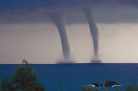 Εμειναν με το στόμα ανοικτό στο Πήλιο: Δίδυμοι υδροστρόβιλοι «χόρεψαν» στο Αιγαίο [εικόνες] | iefimerida.gr 0