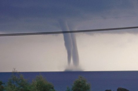 Εμειναν με το στόμα ανοικτό στο Πήλιο: Δίδυμοι υδροστρόβιλοι «χόρεψαν» στο Αιγαίο [εικόνες] | iefimerida.gr 1