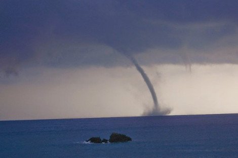 Εμειναν με το στόμα ανοικτό στο Πήλιο: Δίδυμοι υδροστρόβιλοι «χόρεψαν» στο Αιγαίο [εικόνες] | iefimerida.gr 2