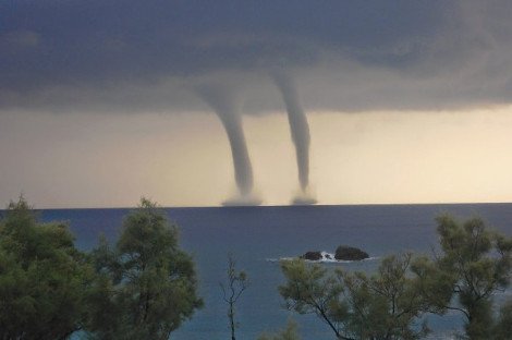 Εμειναν με το στόμα ανοικτό στο Πήλιο: Δίδυμοι υδροστρόβιλοι «χόρεψαν» στο Αιγαίο [εικόνες] | iefimerida.gr 3
