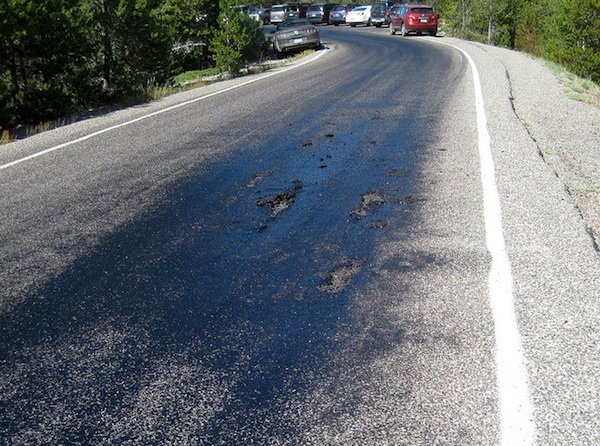 Εντυπωσιακό: Οδόστρωμα στις ΗΠΑ λιώνει από τη θερμότητα του ηφαιστείου [εικόνες] | iefimerida.gr 1