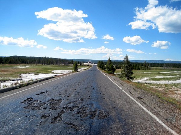 Εντυπωσιακό: Οδόστρωμα στις ΗΠΑ λιώνει από τη θερμότητα του ηφαιστείου [εικόνες] | iefimerida.gr 0