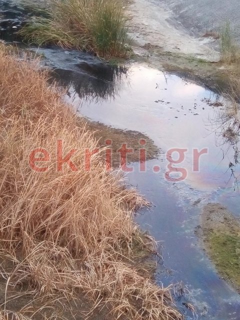 Μυστηριώδες μαύρο υγρό σε ποτάμι του Ηρακλείου προβληματίζει τους κατοίκους [εικόνες]  | iefimerida.gr 1