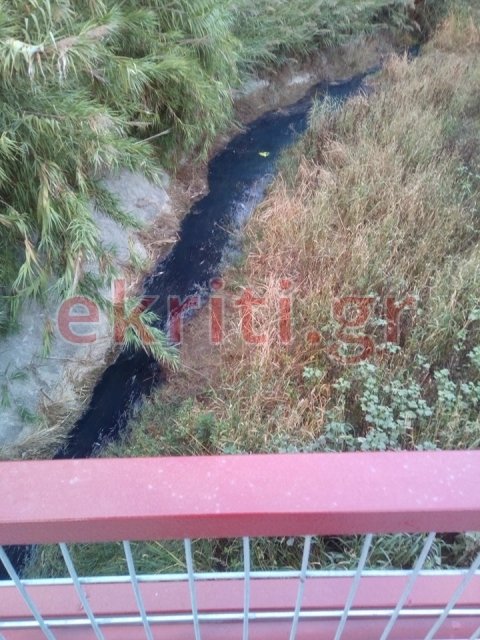 Μυστηριώδες μαύρο υγρό σε ποτάμι του Ηρακλείου προβληματίζει τους κατοίκους [εικόνες]  | iefimerida.gr 2