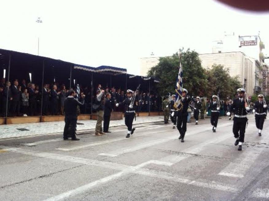 Η Αστυνομία έβγαλε τα κιγκλιδώματα στην παρέλαση της Πάτρας [εικόνες&βίντεο] | iefimerida.gr 4