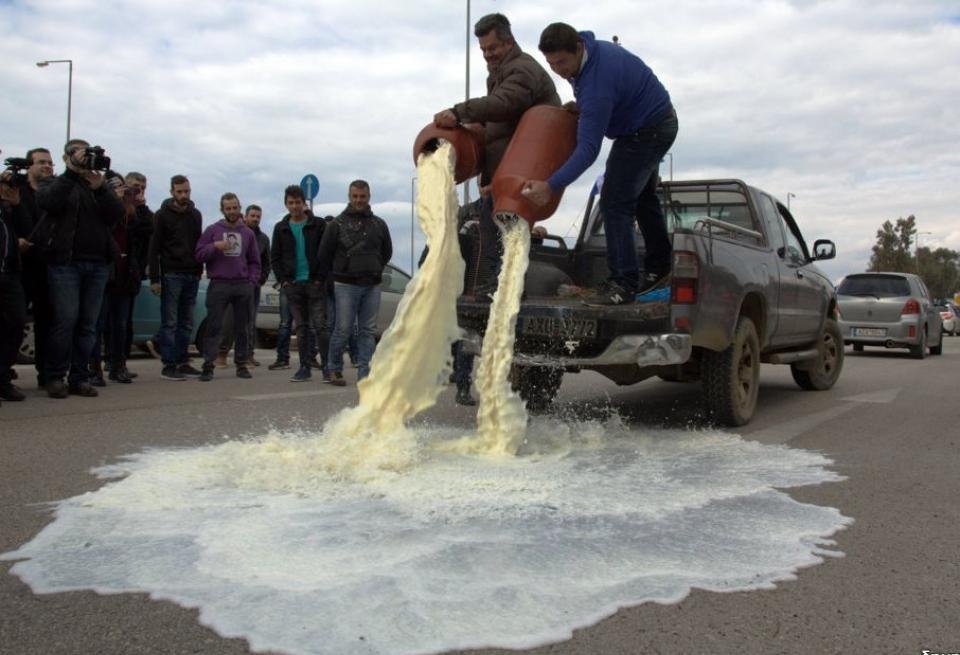Αγρότες απέκλεισαν το λιμάνι της Πάτρας – Πάνω από 40 τρακτέρ, έχυσαν γάλα [εικόνες] | iefimerida.gr 4