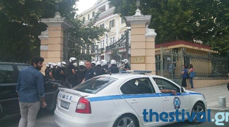 Εισβολή του Ρουβίκωνα στο υπουργείο Μακεδονίας-Θράκης [εικόνες & βίντεο] | iefimerida.gr 1