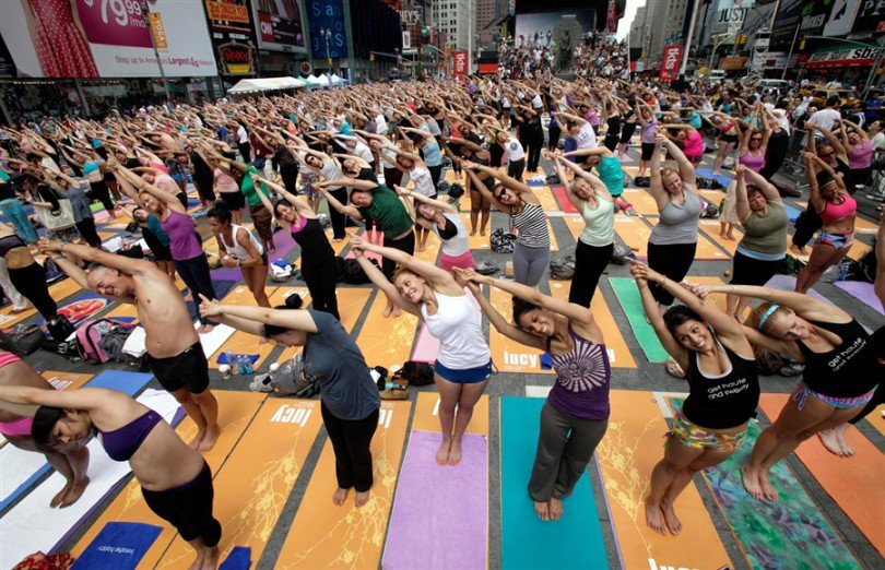 O Μπαν Κι-μουν κάνει γιόγκα στους δρόμους της Νέας Υόρκης [εικόνες] | iefimerida.gr 3