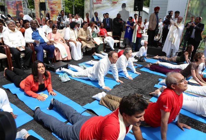 O Μπαν Κι-μουν κάνει γιόγκα στους δρόμους της Νέας Υόρκης [εικόνες] | iefimerida.gr 7