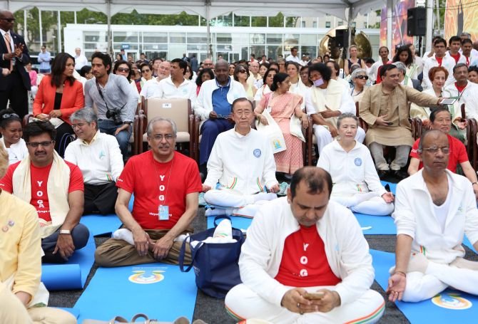 O Μπαν Κι-μουν κάνει γιόγκα στους δρόμους της Νέας Υόρκης [εικόνες] | iefimerida.gr 0