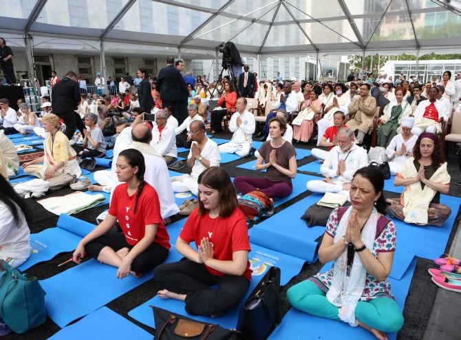 O Μπαν Κι-μουν κάνει γιόγκα στους δρόμους της Νέας Υόρκης [εικόνες] | iefimerida.gr 1