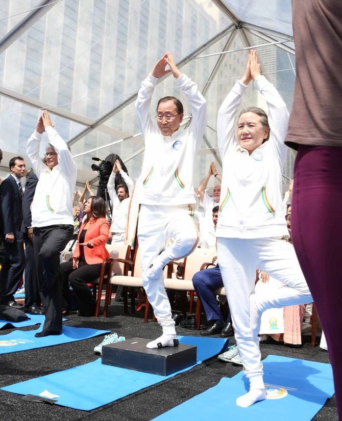 O Μπαν Κι-μουν κάνει γιόγκα στους δρόμους της Νέας Υόρκης [εικόνες] | iefimerida.gr 8