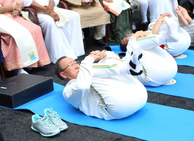 O Μπαν Κι-μουν κάνει γιόγκα στους δρόμους της Νέας Υόρκης [εικόνες] | iefimerida.gr 6