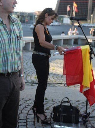 Ισπανίδα ακροδεξιά πολιτικός ποζάρει τσίτσιδη: «Οι πολιτικοί μάς άφησαν ολόγυμνους» [εικόνες] | iefimerida.gr 2