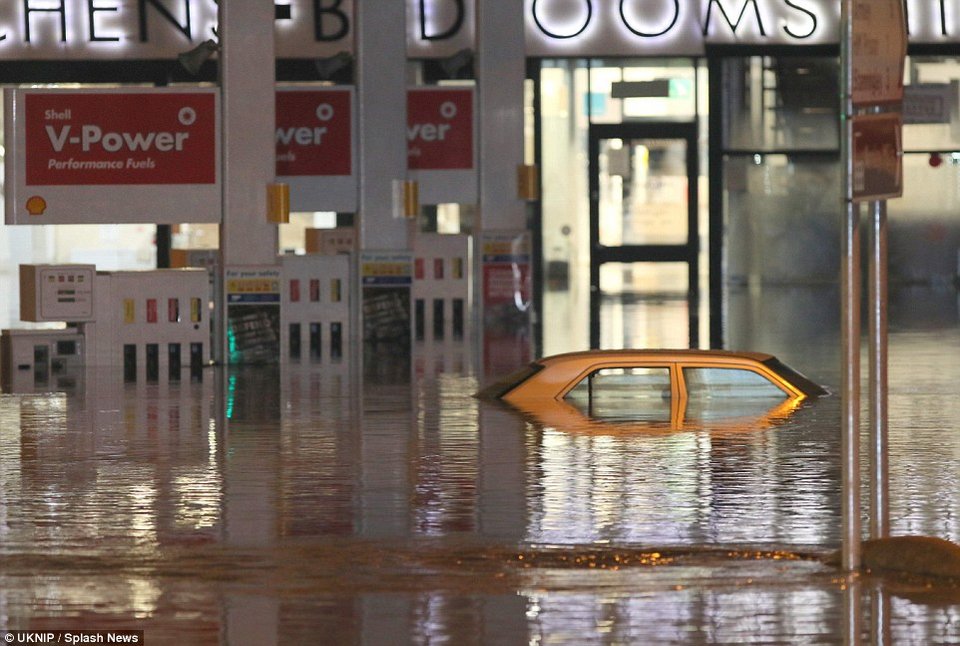 Βιβλικές καταστροφές στην Αγγλία - Ολόκληρη η πόλη του Γιορκ κάτω από το νερό [εικόνες] | iefimerida.gr 4