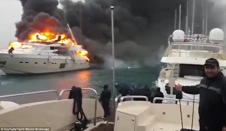 4 εκατομμύρια έγιναν καπνός- Πολυτελές σούπερ γιοτ τυλίγεται στις φλόγες [εικόνες]  | iefimerida.gr 3