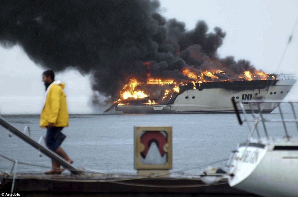 4 εκατομμύρια έγιναν καπνός- Πολυτελές σούπερ γιοτ τυλίγεται στις φλόγες [εικόνες]  | iefimerida.gr 5
