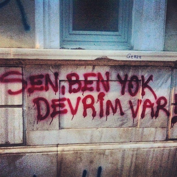 Οι Τούρκοι κάνουν επανάσταση με χιλιάδες γκράφιτι στους τοίχους [εικόνες] | iefimerida.gr 2