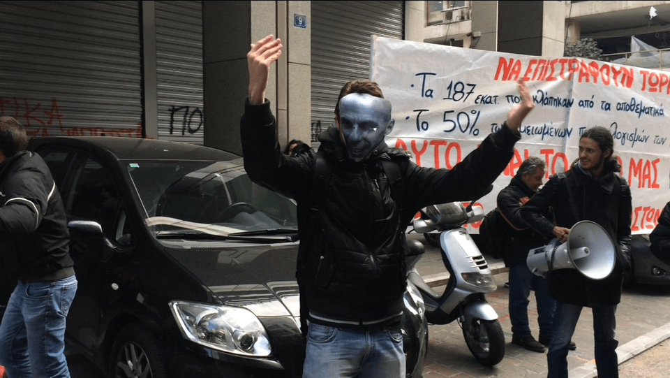 Πρώτη συγκέντρωση διαμαρτυρίας κατά του Γιάνη Βαρουφάκη -Φοιτητές έξω από το Οικονομικών | iefimerida.gr 1