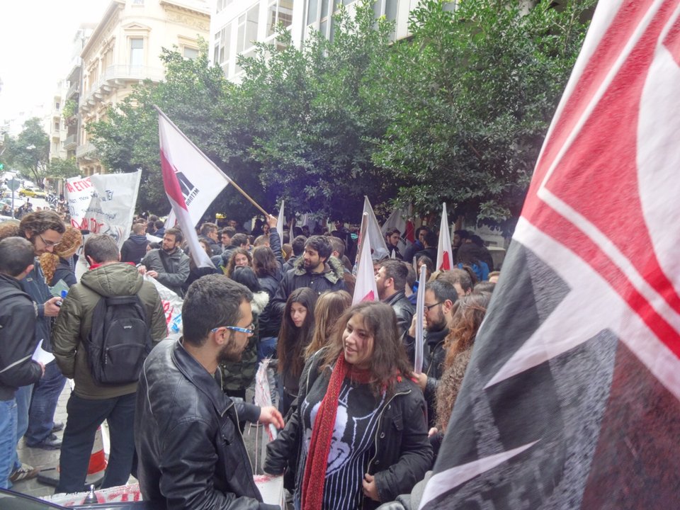 Πρώτη συγκέντρωση διαμαρτυρίας κατά του Γιάνη Βαρουφάκη -Φοιτητές έξω από το Οικονομικών | iefimerida.gr 2