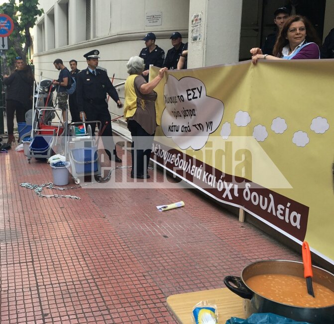 Με κρεμάλες, αλυσίδες, ψησταριές και φασολάδα οι υπάλληλοι του Δρομοκαΐτειου έξω από το υπουργείο Υγείας [εικόνες] | iefimerida.gr 0