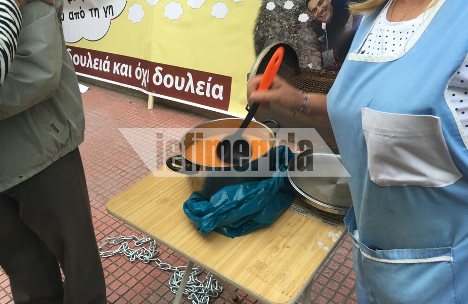 Με κρεμάλες, αλυσίδες, ψησταριές και φασολάδα οι υπάλληλοι του Δρομοκαΐτειου έξω από το υπουργείο Υγείας [εικόνες] | iefimerida.gr 1