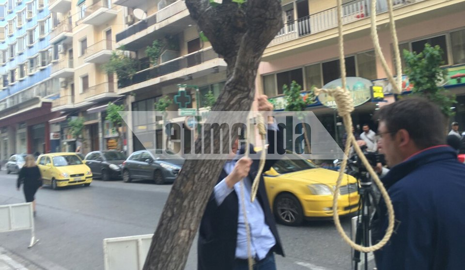 Με κρεμάλες, αλυσίδες, ψησταριές και φασολάδα οι υπάλληλοι του Δρομοκαΐτειου έξω από το υπουργείο Υγείας [εικόνες] | iefimerida.gr 2