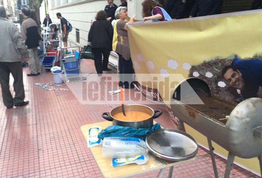 Με κρεμάλες, αλυσίδες, ψησταριές και φασολάδα οι υπάλληλοι του Δρομοκαΐτειου έξω από το υπουργείο Υγείας [εικόνες] | iefimerida.gr 4