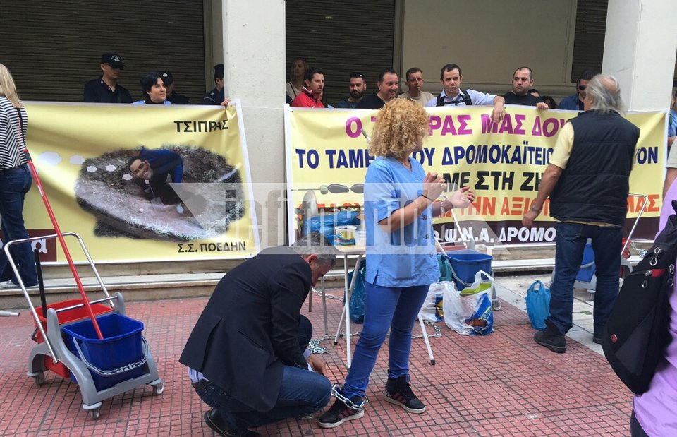 Με κρεμάλες, αλυσίδες, ψησταριές και φασολάδα οι υπάλληλοι του Δρομοκαΐτειου έξω από το υπουργείο Υγείας [εικόνες] | iefimerida.gr 6