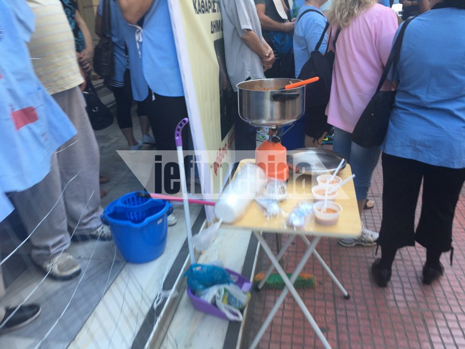 Με δεμένα χέρια έξω από το υπ.Υγείας οι εργαζόμενοι από το Δρομοκαΐτειο [εικόνες] | iefimerida.gr 1