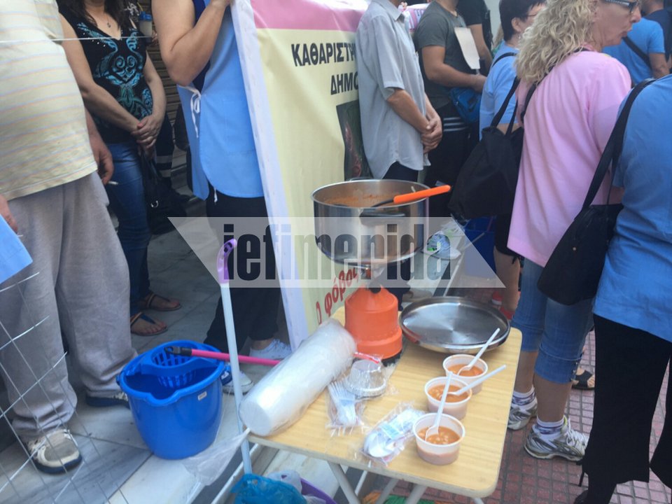 Με δεμένα χέρια έξω από το υπ.Υγείας οι εργαζόμενοι από το Δρομοκαΐτειο [εικόνες] | iefimerida.gr 2