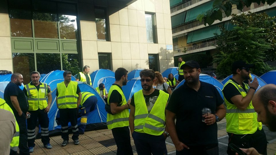 Οι μεταλλωρύχοι έξω από το υπουργείο Περιβάλλοντος -Περιμένουν τον Σκουρλέτη [εικόνες] | iefimerida.gr 3