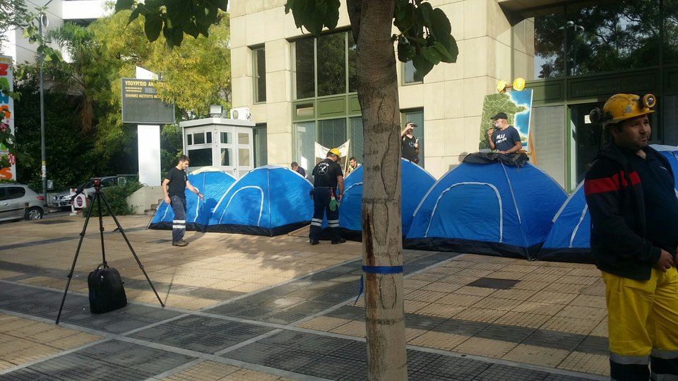 Οι μεταλλωρύχοι έξω από το υπουργείο Περιβάλλοντος -Περιμένουν τον Σκουρλέτη [εικόνες] | iefimerida.gr 2