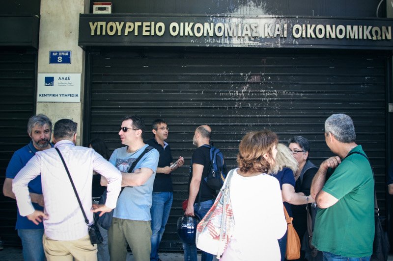 Εφοριακοί απέκλεισαν το ΥΠΟΙΚ -«Οχι στις μισθολογικές ανισότητες» [εικόνες] | iefimerida.gr 2