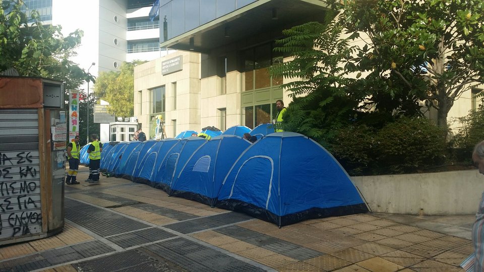 Οι μεταλλωρύχοι έξω από το υπουργείο Περιβάλλοντος -Περιμένουν τον Σκουρλέτη [εικόνες] | iefimerida.gr 4