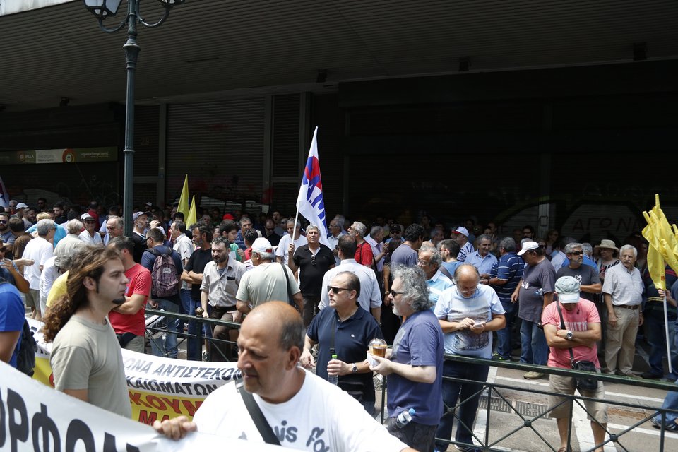 Συγκέντρωση διαμαρτυρίας στο υπουργείο Εργασίας [εικόνες] | iefimerida.gr 1