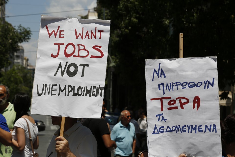 Συγκέντρωση διαμαρτυρίας στο υπουργείο Εργασίας [εικόνες] | iefimerida.gr 2